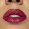 Barra de Labios 102 Fucsia Oscuro puroBIO swatch en piel media