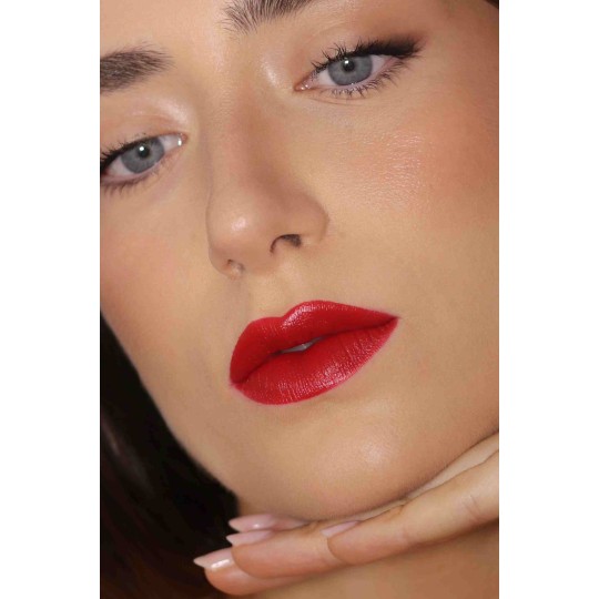 Chica con Barra de Labios Mona Loca Color Tribe Wilda