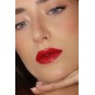 Chica con Barra de Labios Mona Loca Color Tribe Wilda