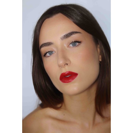 Chica con Barra de Labios Mona Loca Color Tribe Wilda