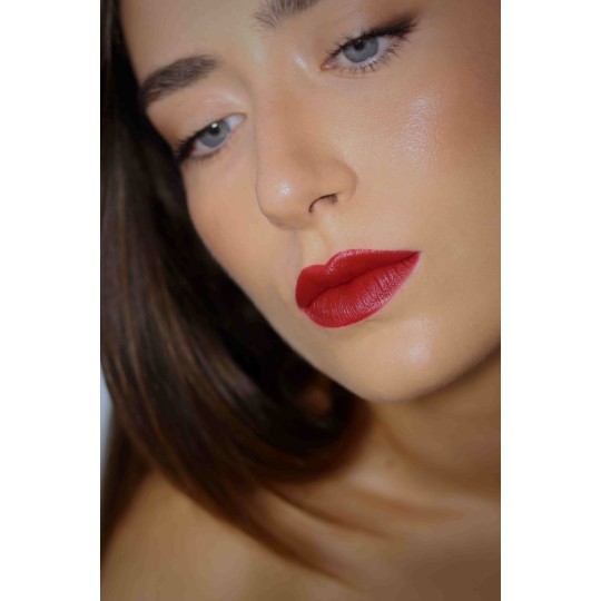 Chica con Barra de Labios Mona Loca Color Tribe Wilda