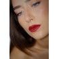 Chica con Barra de Labios Mona Loca Color Tribe Wilda